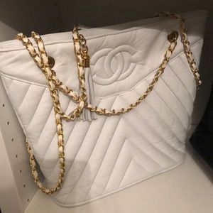 White Chanel purse💕